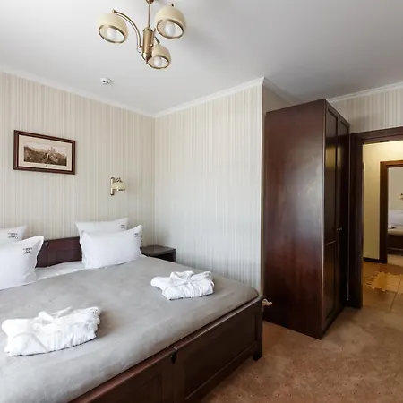 Hotel & 4*