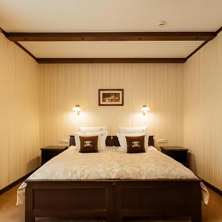 Hotel & 4*
