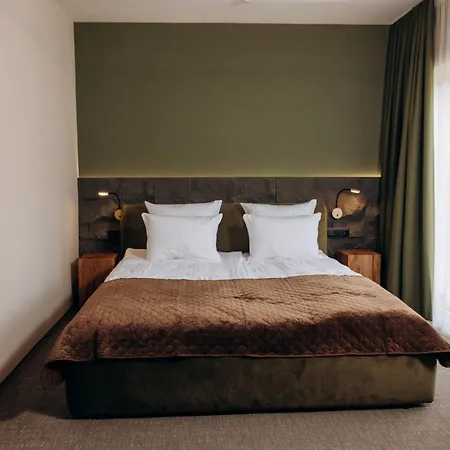 Hotel & 4*